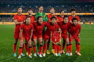 足球报：中国女足防守漏洞频发，东亚杯末战日本面临严峻考验