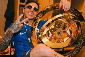 酷！恩佐社媒晒与世俱杯奖杯合照：切尔西，世界冠军🏆🥇💙